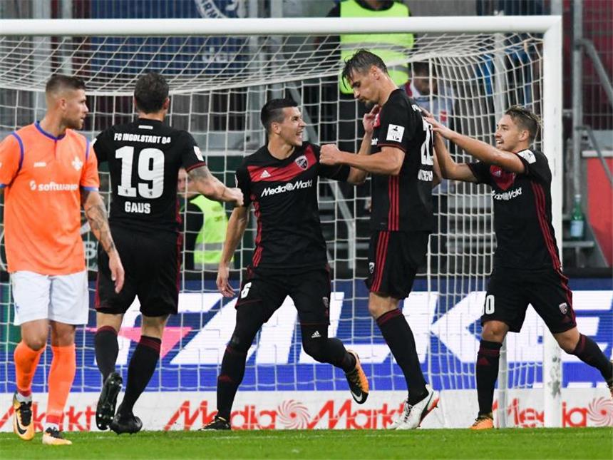 Befreiungsschlag für FCK - Ingolstadt beendet Heimmisere Torschütze Stefan Kutschke (2.v.r.) jubelt mit seinen Ingolstädter Teamkollegen über den Treffer zum 1:0 gegen Darmstadt. Foto: Armin Weigel