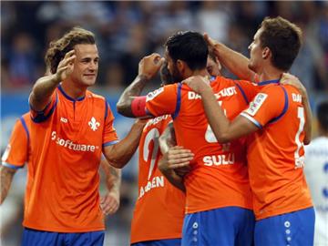 Torschütze Yannick Stark (l), Aytac Sulu und Sandro Sirigu (r) bejubeln den 2:1-Sieg beim MSV Duisburg. Foto: Ina Fassbender