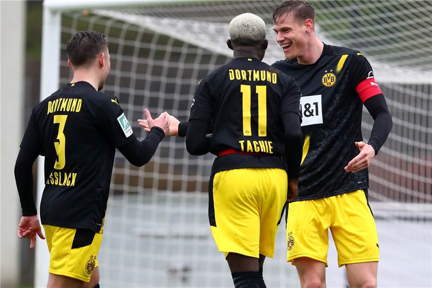 BVB-U23 macht nächsten Schritt zum Drittliga-Aufstieg - Profi hilft und trifft Torschützen unter sich: Felix Passlack (v.l.), Richmond Tachie und Steffen Tigges trafen in Mönchengladbach beim 4:1-Sieg.