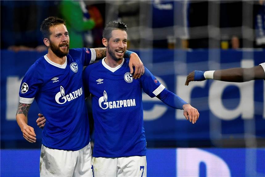Schalkes beste Saisonleistung: Tor zum Achtelfinale steht nach 2:0 gegen Galatasaray offen Torschützen unter sich: Guido Burgstaller (l.) und Mark Uth erzielten die Treffer beim Schalker 2:0-Sieg gegen Galatasaray Istanbul.