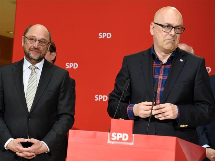 Nach der Wahl beginnt in Kiel der Machtpoker Torsten Albig und SPD-Kanzlerkandidat Martin Schulz treten in der SPD-Zentrale in Berlin vor die Presse. Foto: Rainer Jensen