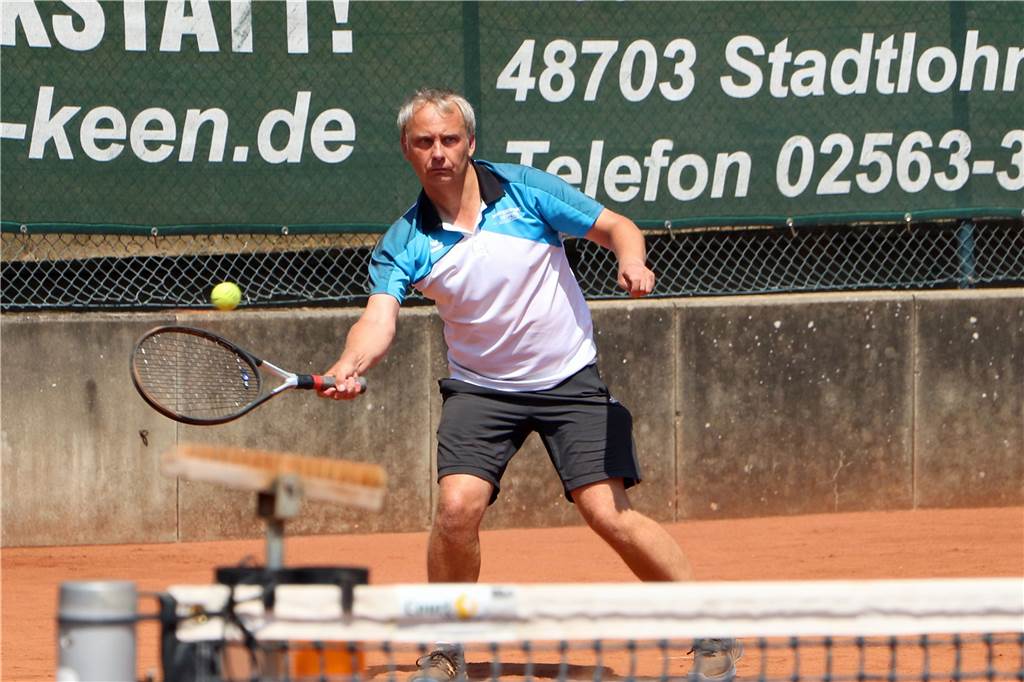 Spiele vom Wochenende: TG Stadtlohn/Ahaus nistet sich an der Ligaspitze ein Torsten Bernat und die Herren 40 des TV BW Stadtlohn unterlagen knapp. Bernat musste sich erst im Match-Tiebreak geschlagen geben.