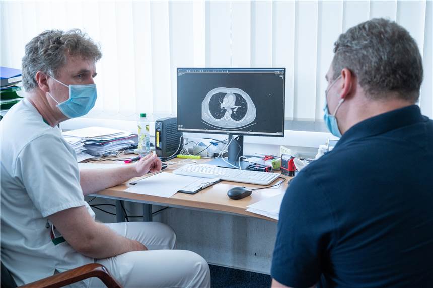 Langzeitfolgen durch Corona? Lungenschäden alarmieren Ärzte Torsten Blum (l), Lungenfacharzt, zeigt Dimitri Boulgakov, Covid 19 Patient, im Helios Emil von Behring Klinikum auf einer Computertomographie die Spuren, die die Covid 19 Erkrankung in der Lunge hinterlassen hat.