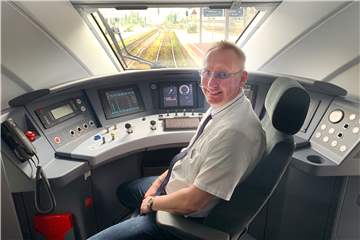 Torsten de Vries aus Bergkamen ist ICE-Lokführer der ersten Stunde. Von Dortmund aus fährt er quer durch die ganze Republik, nachdem er zunächst mit dem Fahrrad zum Bahnhof Kamen gekurvt ist.