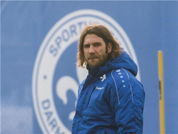 Torsten Frings bereitet den SV Darmstadt 98 mit einem öffentlichen Training auf das Hessen-Derby vor. Foto: Frank Rumpenhorst