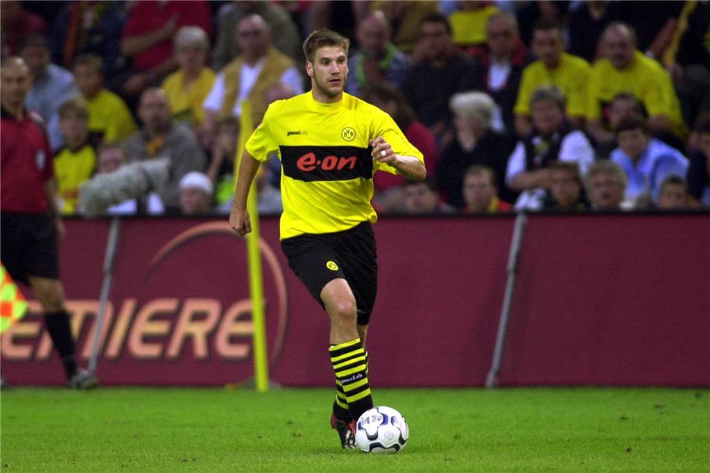BVB-Urknall vor 20 Jahren – Klub steht finanziell am Abgrund: Neue Erkenntnisse durch Frings-Anekdote Torsten Frins läuft mit dem Ball.