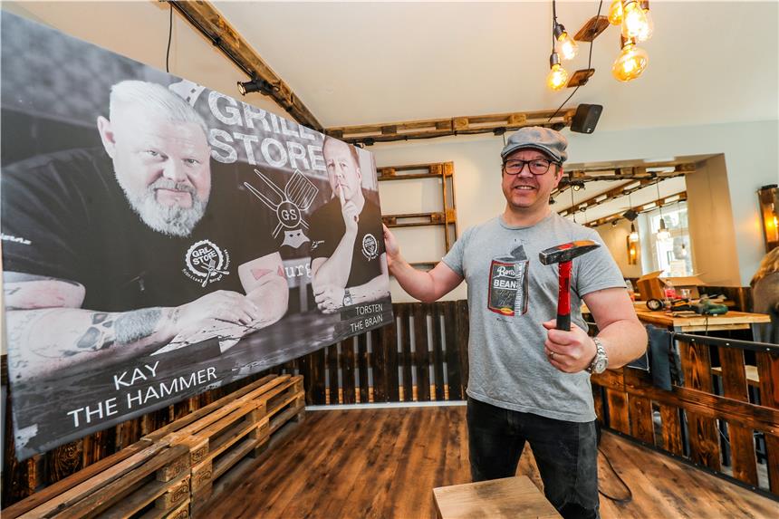 Dortmunder wollen eigene Gastro-Kette aufbauen Torsten Gralla und sein Team legten am Montag noch letzte Hand an die Innenausstattung des neuen Grill-Stores im Kreuzviertel. Sein Geschäftspartner Kay Fräder stand derweil in der Filiale in Kirchlinde in der Küche.