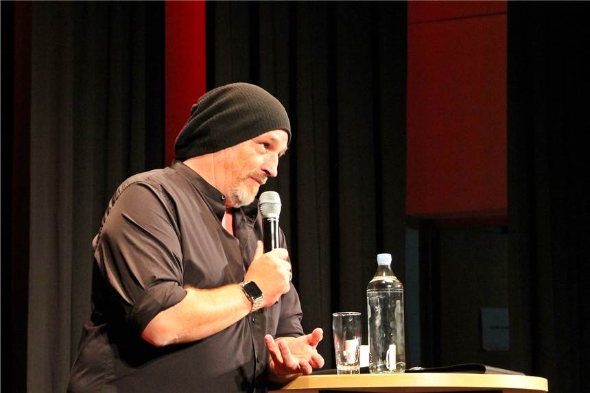 Weihnachtsmatinee in der Europahalle: Lachen für den guten Zweck Torsten Sträter ist einer der hochkarätigen Künstler, die bei der Weihnachtsmatinee in der Europahalle für den guten Zweck auftreten.