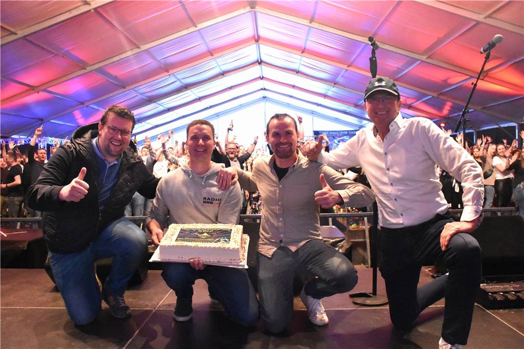 60 Jahre Karpaten – der wohl lauteste Geburtstag im Münsterland Torte für die nächste Generation Karpaten: Bernd Ellerkamp und Frederik Niemeier übernehmen ab nächstem Jahr das große Event.