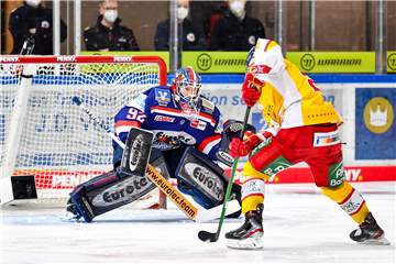 Torwart Andreas Jenike steht mit seinen Teamkollegen der Iserlohn Roosters vor stressigen Wochen.