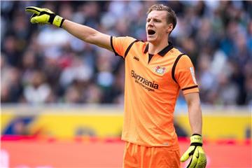 Torwart Bernd Leno dirigiert seine Vorderleute. Foto: Marius Becker/Archiv