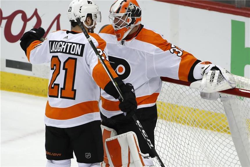 1:5-Pleite für Kühnhackl-Team in den NHL-Playoffs Torwart Brian Elliott (r) von den Philadelphia Flyers jubelt mit seinem Teamkollegen Scott Laughton nach dem Spiel. Foto: Gene J. Puskar/AP