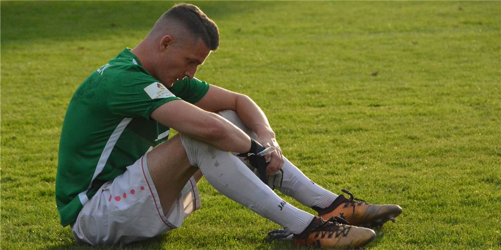 Dieses 1:1 ist für den SV Schermbeck mehr wert als so mancher Sieg Cedric Drobe sitzt auf dem Rasen