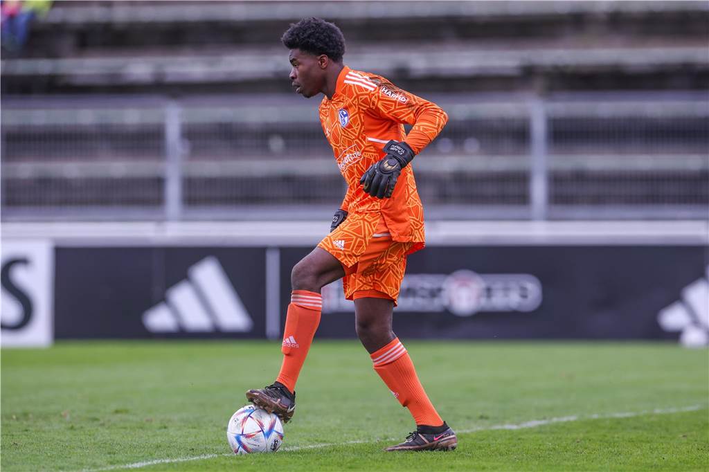 Ibrahima Cissé trainiert vorerst bei der Schalker U 23: Torwart Faaris Yusufu darf bei den Profis mittrainieren.