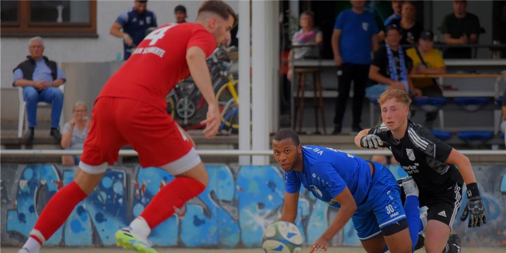 Spielabsage, um dem VfL Schwerte eins auszuwischen? „Das ist totaler Schwachsinn!“ Torwart Jonas Hustadt (re.) und Rafael Kovac (li.) schieden mit dem ETuS/DJK Schwerte im Halbfinale gegen den VfL Schwerte aus. Tags darauf konnten die „Östlichen“ zum Spiel um den dritten Platz nicht antreten.