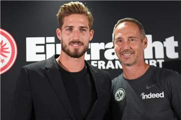Torwart Kevin Trapp (l) wurde von Eintracht-Trainer Adi Hütter für das Spiel gegen Werder Bremen in die Startelf beordert. Foto: Arne Dedert