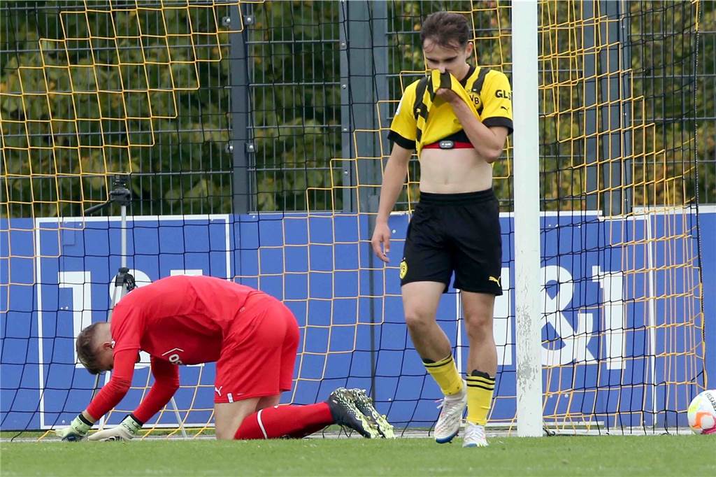 BVB-U19 verpasst den Einzug ins DFB-Pokal-Viertelfinale knapp Torwart Marian Kirsch (l.) und Vasco Walz waren enttäuscht nach dem Pokal-Aus.