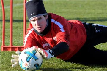 Torwart Marwin Hitz bringt nach Meinung seines Trainers beim FC Augsburg Topleistungen in jedem Spiel. Foto: Stefan Puchner