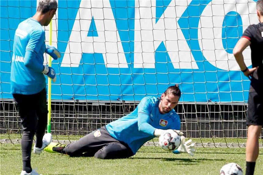Bayer-Profis trainieren erstmals mit Ball Torwart-Neuzugang Thorsten Kirschbaum (M.) fängt beim Trainingsauftakt von Bayer 04 Leverkusen einen Ball. Foto: Roland Weihrauch