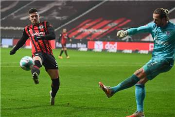 Torwart Ralf Fährmann war bester Schalker in Frankfurt.