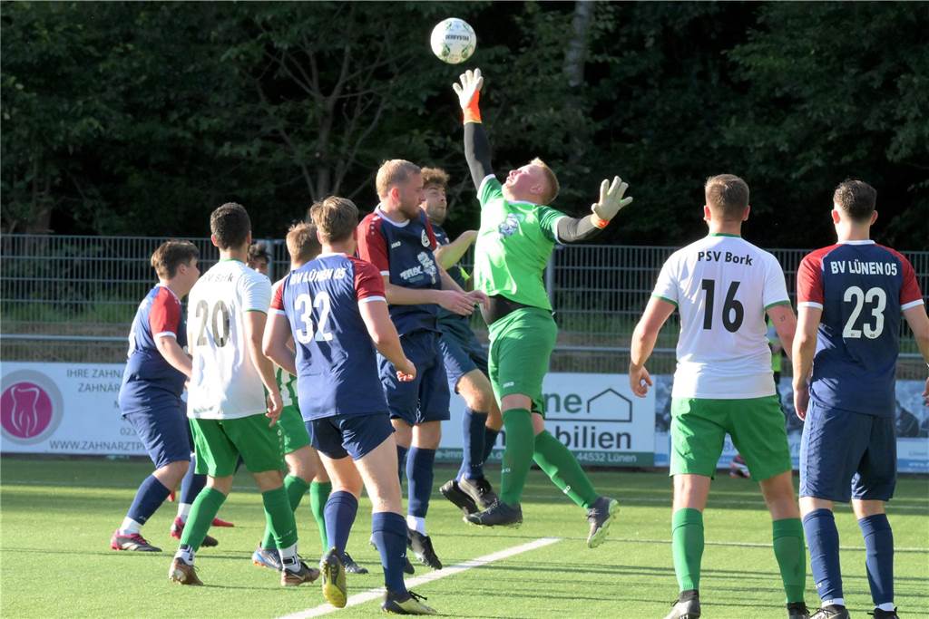 PSV Bork und Westfalia Wethmar starten mit Siegen in den Aurubis Cup Torwart Rene Peters spielte mit dem BV Lünen gegen seine Ex-Kollegen vom PSV Bork.