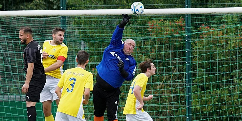 Torreiches Nachbarschafts-Duell: Acht Treffer im Match des BSV Heeren Torwart-Routinier Thomas Gebhardt legte beim Remis gegen die SpVg Bönen wieder einmal so manche Parade hin.