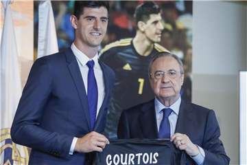 Torwart Thibaut Courtois (l) machte durch seinen Wechsel zu Real Madrid Platz beim FC Chelsea für die Verpflichtung von Keeper Kepa. Foto: GSR/gtres