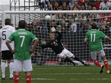 Torwart Uli Stein verhindert beim Legendenspiel gegen Mexiko ein Tor. Foto: Rebecca Blackwell