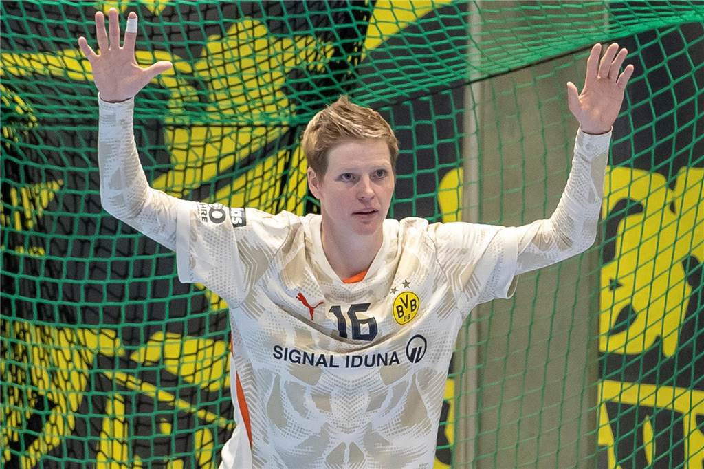 Furioser BVB trotzt Personalnot und steht im Halbfinale Torwarttrainerin Clara Woltering sprang kurzzeitig zwischen den Pfosten ein.