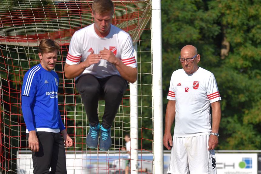 Wolfgang Kleff beim ETuS/DJK Schwerte: Mehr als nur ein Werbegag Torwarttraining beim ETuS/DJK Schwerte: „Altmeister“ Wolfgang Kleff (re.) beobachtet Lukas Hedtheyer (beim Sprung) und Kevin Loke. Zweimal wöchentlich macht der Ex-Nationaltorwart die beiden Keeper fit.