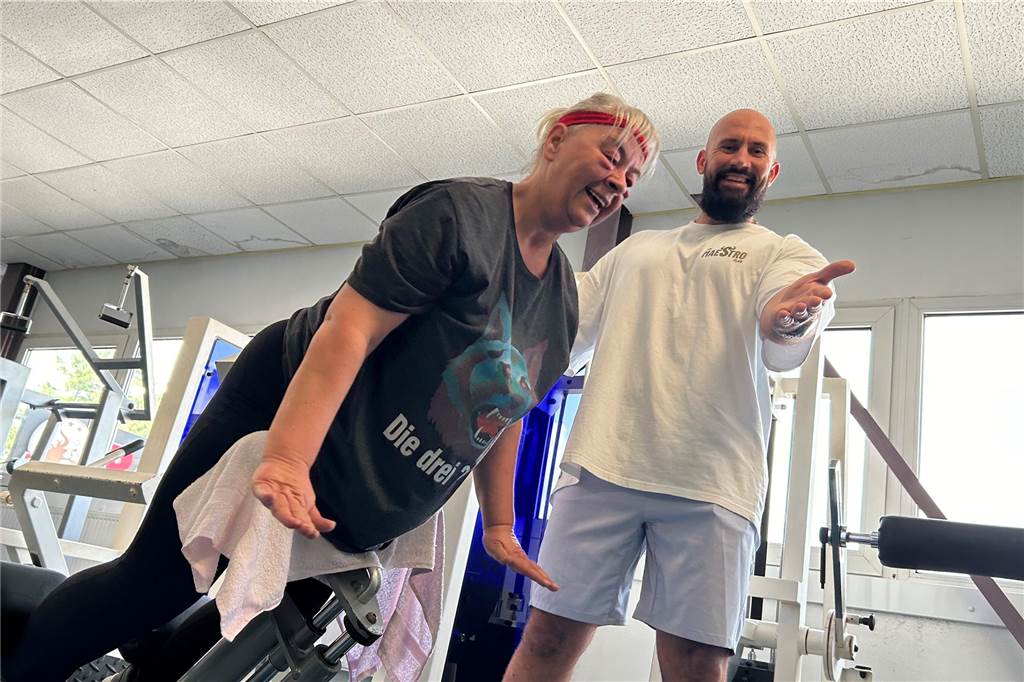 Tosca Heier macht Übungen im No Limit Fitness-Studio. An ihrer Seite steht Sergio Maestro.