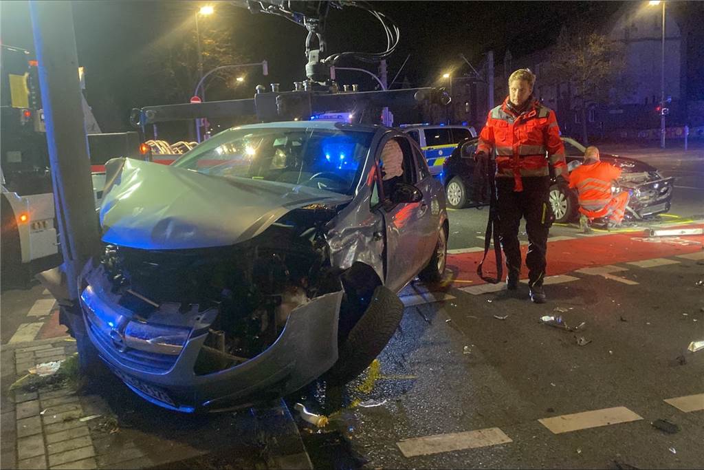Totale Wracks waren die Autos nach dem Unfall auf der Huckarder Straße.