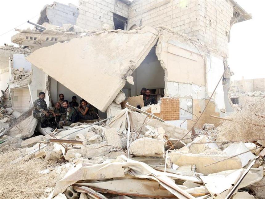 Russland verteidigt Luftangriffe auf Aleppo Totale Zerstörung: Syrische Soldaten in den Trümmern eines völlig verwüsteten Gebäudes. Foto: Youssef Badawi