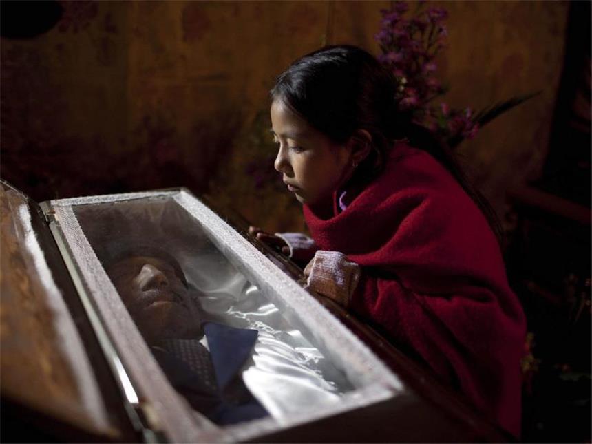Niedrigste Zahl der Toten bei Katastrophen seit 2003 Totenwache nach dem Erdbeben in Guatemala im November 2012. Im Jahr 2012 sind bei Naturkatastrophen laut Rotem Kreuz weltweit rund 10 000 Menschen ums Leben gekommen. Foto: Saul Martinez