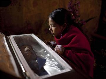 Totenwache nach dem Erdbeben in Guatemala im November 2012. Im Jahr 2012 sind bei Naturkatastrophen laut Rotem Kreuz weltweit rund 10 000 Menschen ums Leben gekommen. Foto: Saul Martinez
