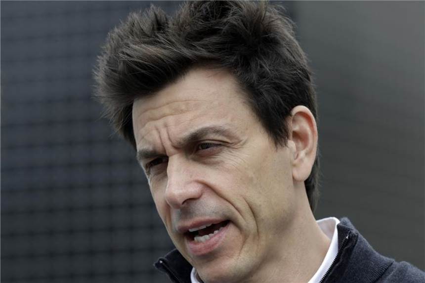 Wolff nimmt Vettel in Schutz: „Nicht ganz gerecht“ Toto Wolff verteidigte Sebastian Vettel gegen Kritik. Foto: Luca Bruno/AP