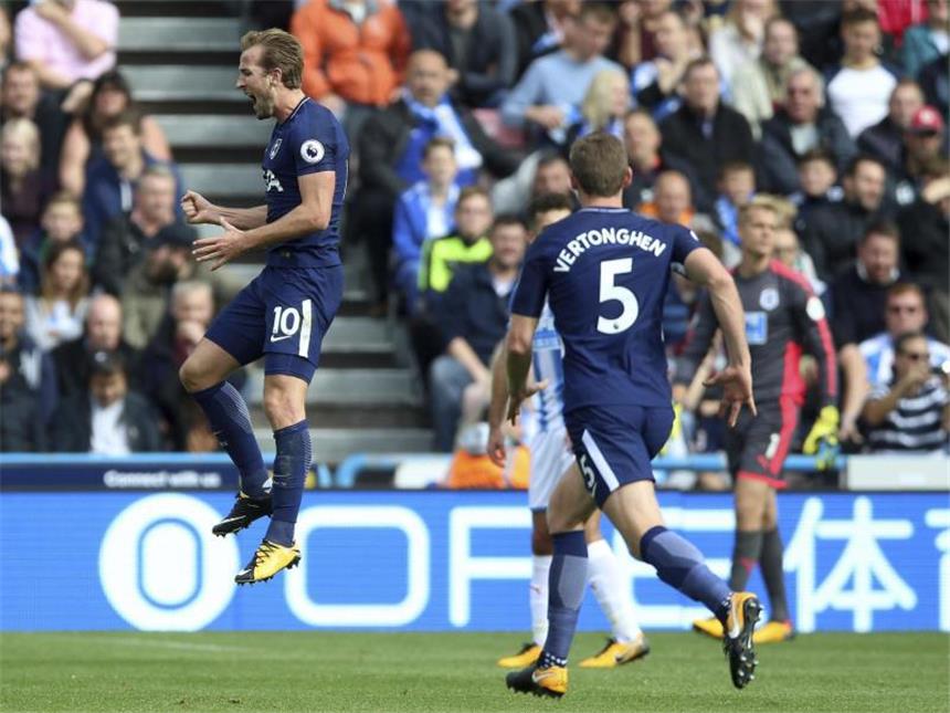 Man City gewinnt Topspiel - Man United und Spurs siegen klar Tottenhams Harry Kane (l) jubelt über seinen zweiten Treffer gegen Huddersfield mit seinem Teamkollegen. Foto: Nigel French
