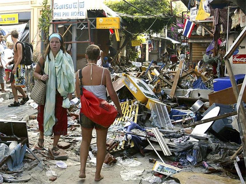 Weltweites Tsunami-Gedenken zehn Jahre nach der Katastrophe Touristen auf Ko Phi Phi: Das thailändische Urlaubsparadies wurde völlig verwüstet. Foto: Rungroj Yongrit/Archiv