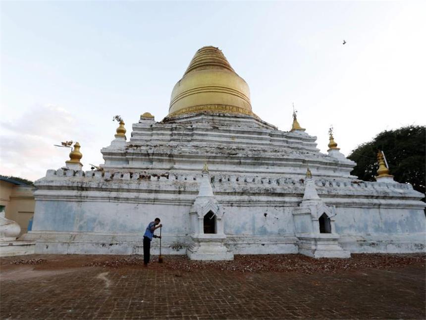 Myanmar sorgt sich um Pagoden von Bagan Touristen können bisher auf die Tempel von Bagan steigen. Bald könnte damit Schluss sein. Foto: Hein Htet