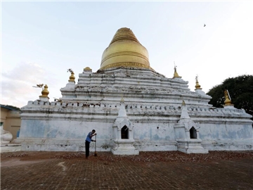 Touristen können bisher auf die Tempel von Bagan steigen. Bald könnte damit Schluss sein. Foto: Hein Htet