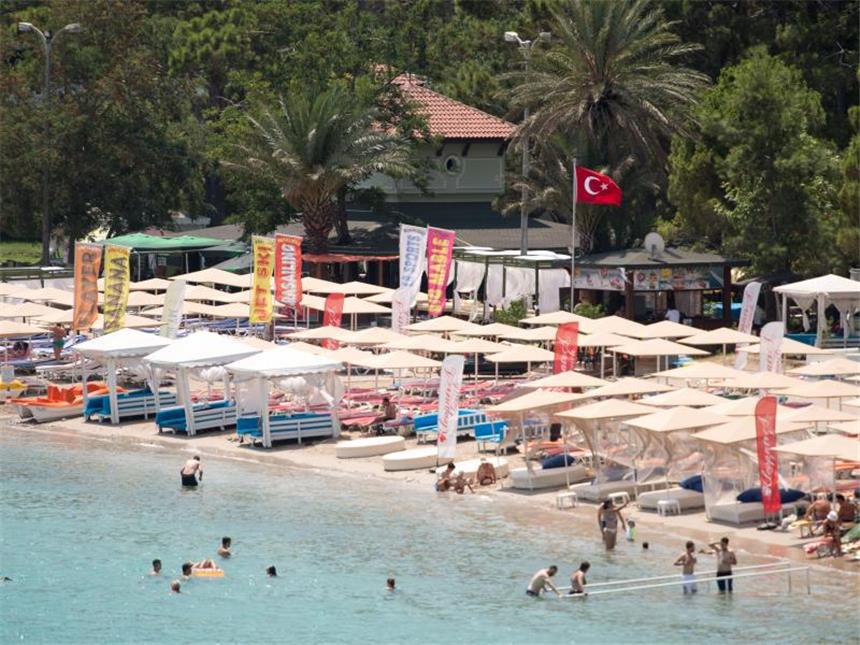 Trotz Warnungen: Türkei als Last-Minute-Ziel gefragt Touristen sind an einem Badestrand im türkischen Kemer zu sehen. Foto: Marius Becker
