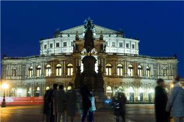 Touristenmagnet Dresden: Festliche Abendstimmung auf dem Theaterplatz vor der Semperoper. Foto: Monika Skolimowska