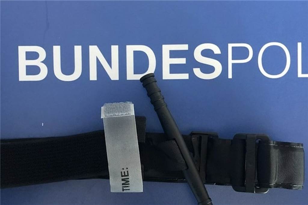 Drei Polizisten retteten der 32-jährigen Mutter wahrscheinlich das Leben Tourniquet nennt sich ein solcher Riemen mit einem drehbaren Knebel, mit dem sich starke Blutungen an Armen und Beinen durch Abbinden reduzieren oder stoppen lassen.