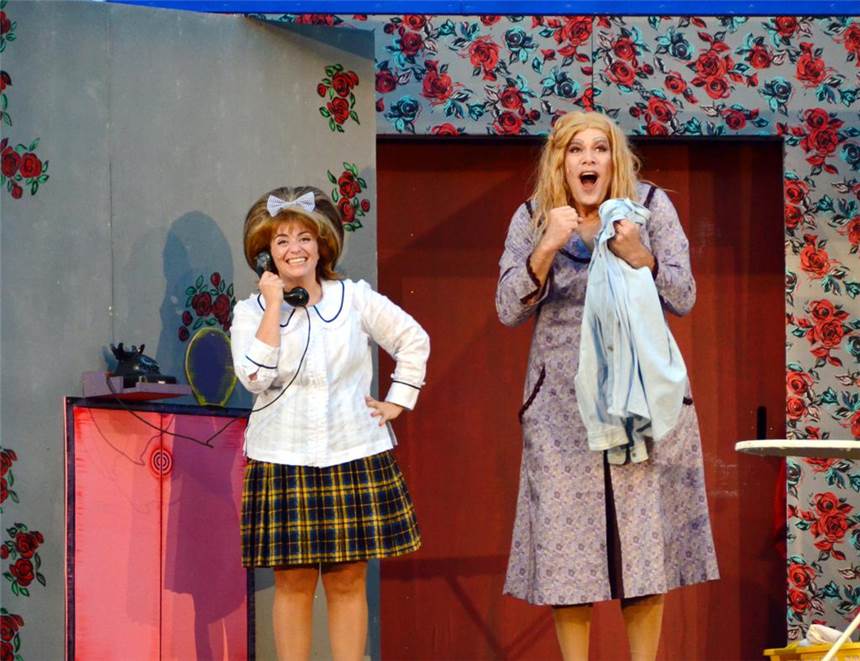 Große Show auf dem Plattenteller Tracy (Ilse La Monaca, l.) hat das Temperament von ihrer mächtigen Mutter (Andreas Lichtenberger).
