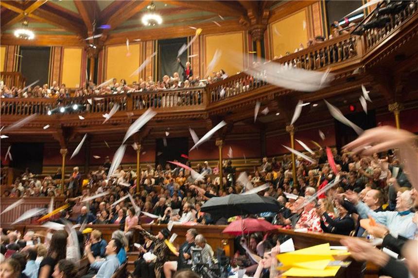 Voodoo und Spucke zum Putzen: Ig-Nobelpreise verliehen Tradition: Das Publikum lässt bei der Verleihung des Ig-Nobelpreises an der Universität Harvard die Papierflieger fliegen. Foto: Mike Benveniste