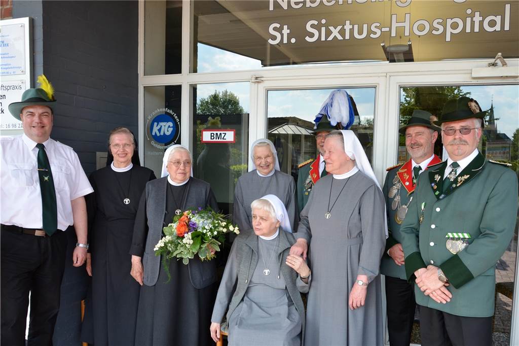 Viele Bilder: Die schönsten Erinnerungen an die Ordensschwestern am Sixtus-Hospital Traditionell beginnt das Gilde-Schützenfest mit dem Besuch bei den Ordensschwestern und Patienten des Sixtus-Hospitals sowie bei den Bewohnern des Altenwohnhauses. Hier im Jahr 2013.
