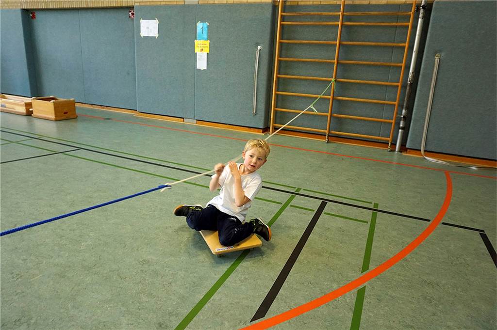 Trampolin-Wurf war große Herausforderung beim Hallensportfest Mariengrundschule Traditionell findet das Hallensportfest am Freitag nach dem Karnevalsumzug der Schule statt.