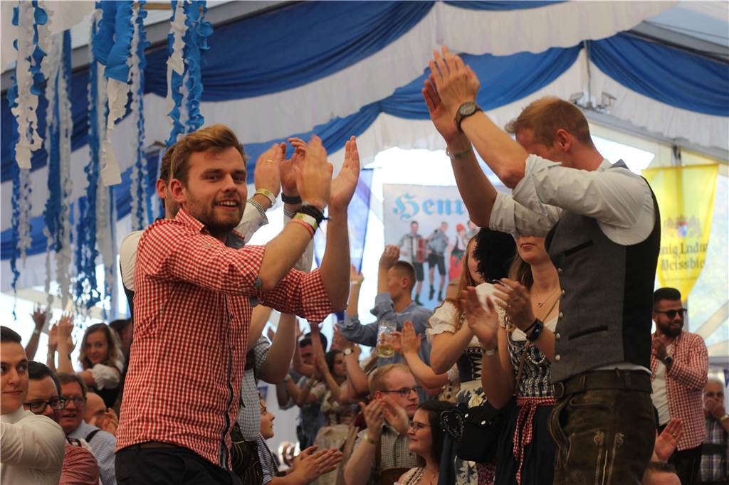 Bayerisches Flair: ABSV Henrichenburg veranstaltet Oktoberfest Traditionelle bayerische Trachten, Speisen und Getränke sind schon seit vielen Jahren auf dem Oktoberfest des ABSV in Castrop-Rauxel heimisch.