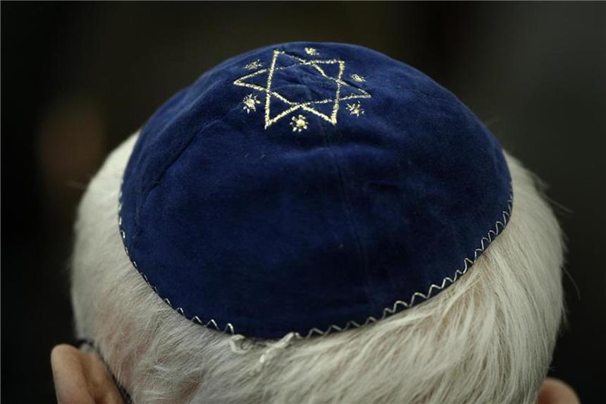 Zentralratspräsident: Nicht mit Kippa auf die Straße gehen Traditionelle jüdische Kopfbedeckung: Der Präsident des Zentralrates der Juden in Deutschland, Josef Schuster, rät Juden davon ab, sich in Großstädten öffentlich mit einer Kippa zu zeigen. Foto: Fredrik Von Erichsen/Archiv