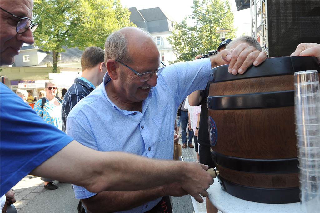 Traditioneller Fassanstich mit dem stellvertretenden Bürgermeister Hans Haberschuss.
